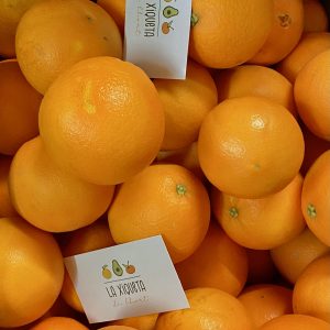 Caja de naranjas de zumo recién recogidas y listas para enviar a tu casa