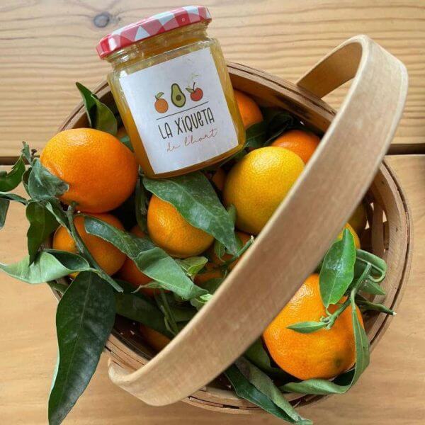Una de nuestras cestas de fruta de madera con mermelada artesana y clementinas